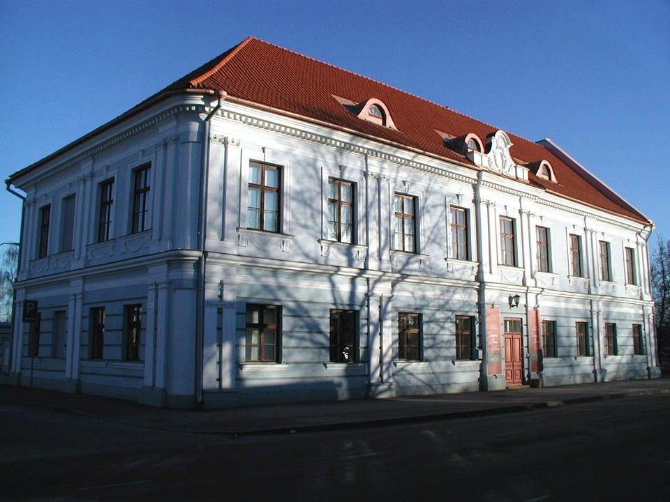 The building in the image is the Tartu City Museum (Tartu Linnamuuseum), located in Tartu, Estonia
