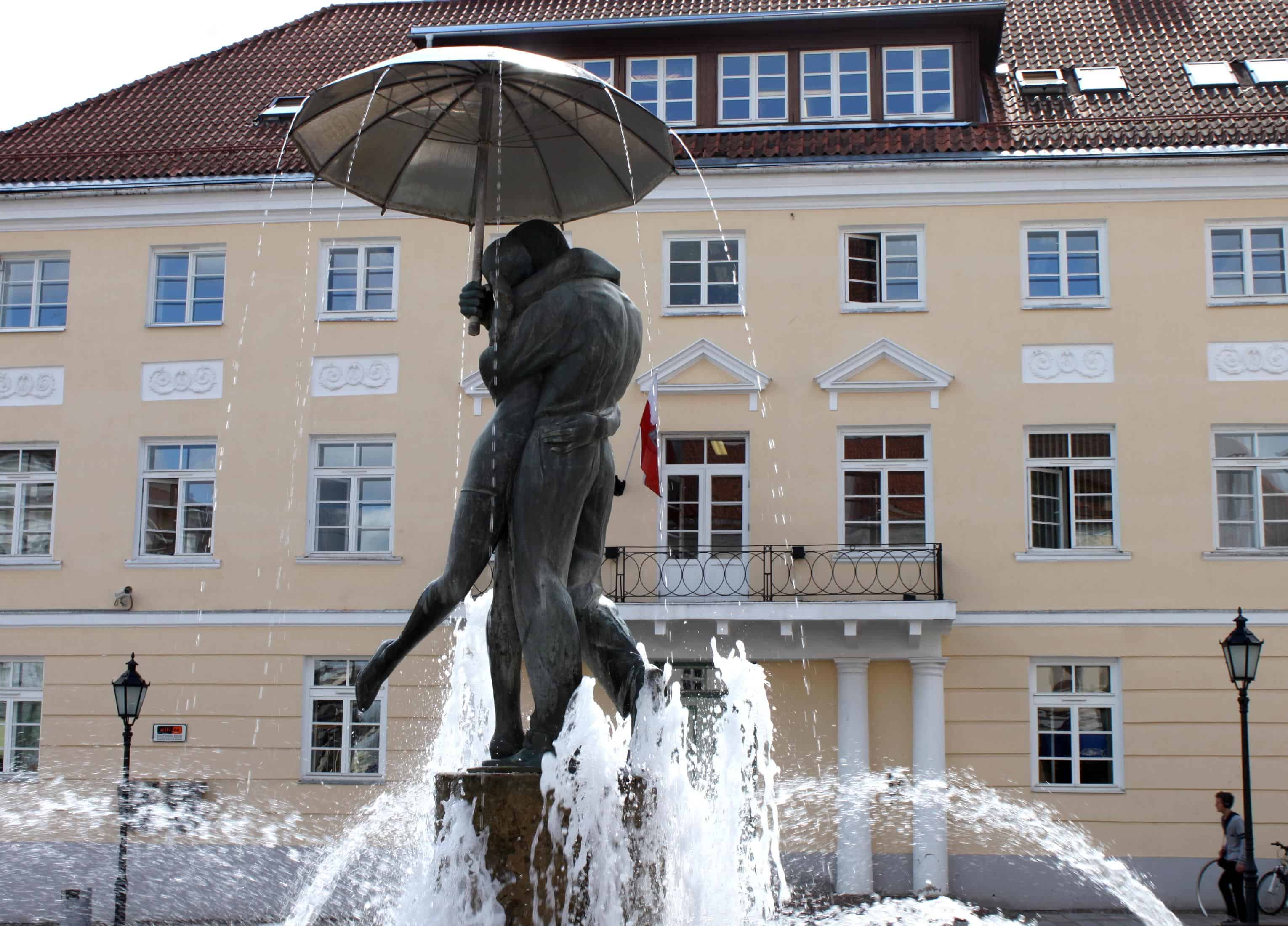 image shows The Kissing Students fountain and sculpture in Tartu Estonia.