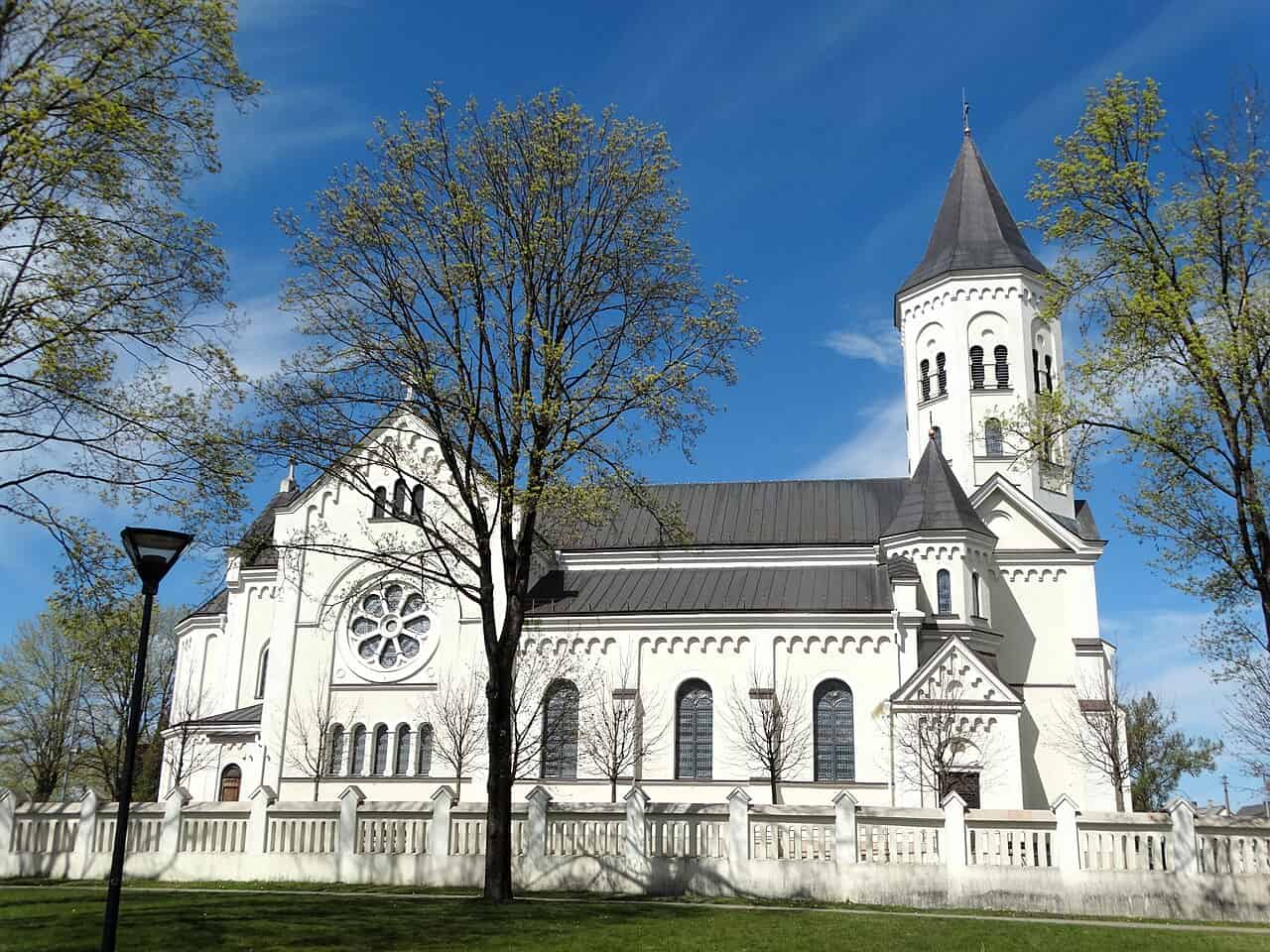 image shows the the Church of the Holy Trinity in Tauragė, Lithuania