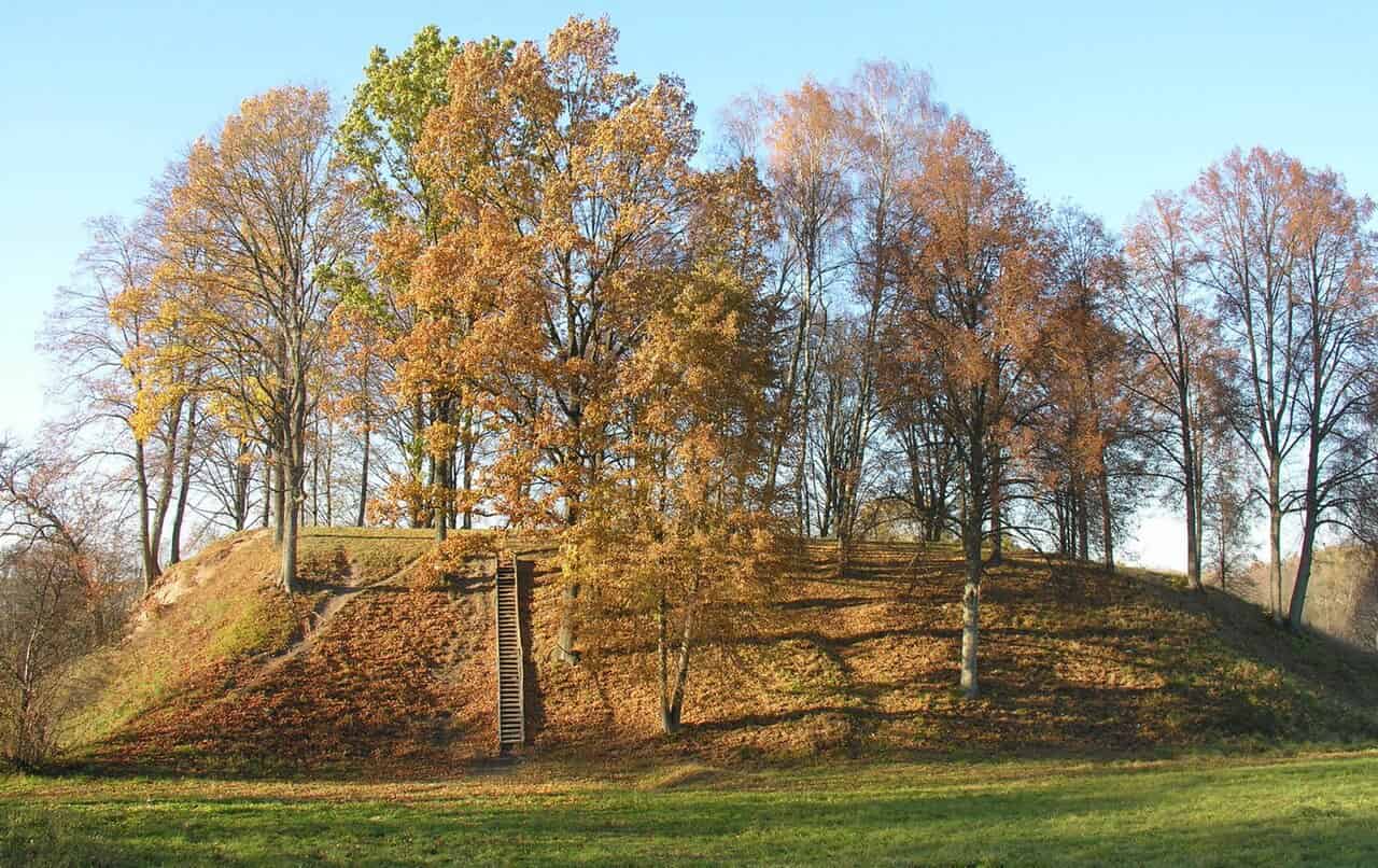 The image shows the Daubariai hillfort