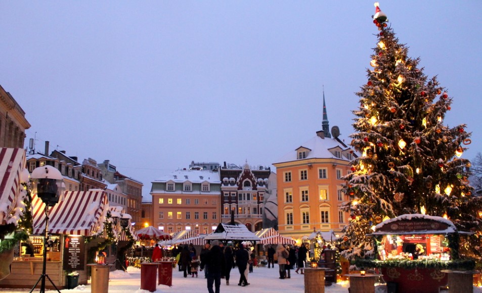 image of the Iconic Christmas Tree in Riga Christmas Market