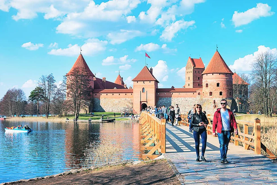 trakai island castle lithuania tour